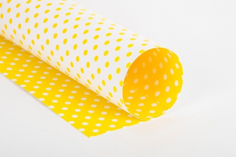 Cartulina entretenida lunares amarillo y blanco