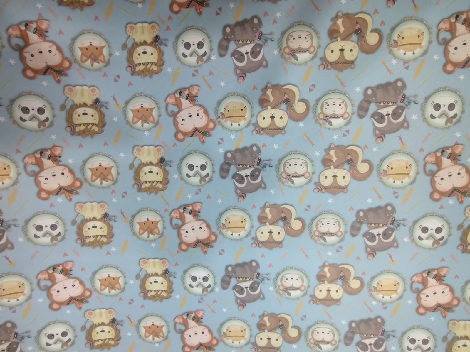 Papel de regalo obra caritas panda,zorrito,pinguin fondo celeste