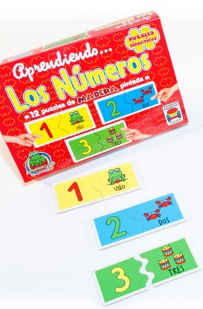 Aprendiendo los numeros de madera pintada